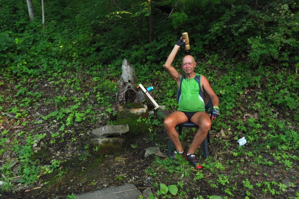 Selbstproträt sitzend mit Flasche über Kopf (Acquaria)