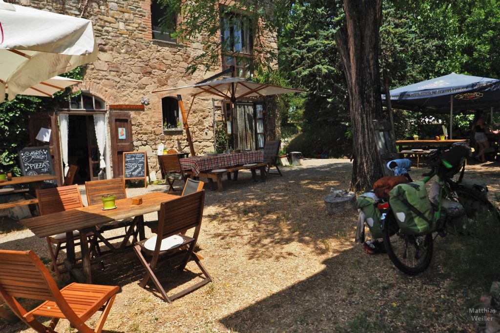 Gastgarten mit Reisevelo im Camping Naturista Ca' le Scope