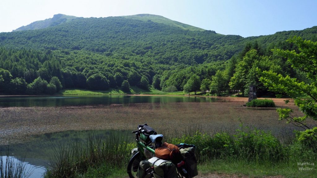 Blick auf Lago Calamone mit Monte Ventasso, mit Reisevelo