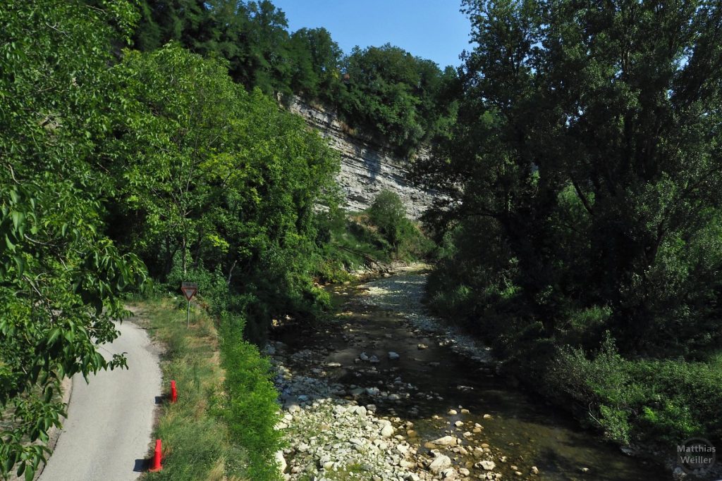 Senio-Fluss mit Felsabbruchflanke