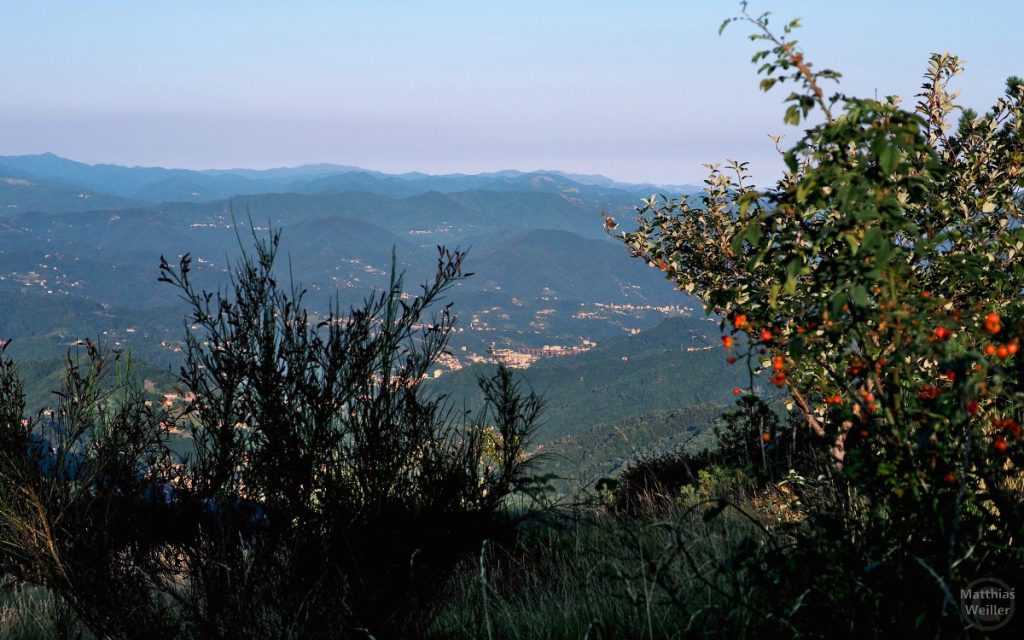 Blick auf Campomorone und Ligurischen Apennin nach Osten