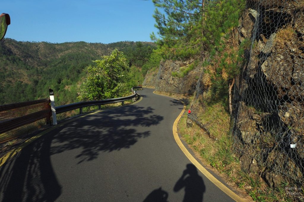 Geschlängelte Straße im Valle dell'Orba