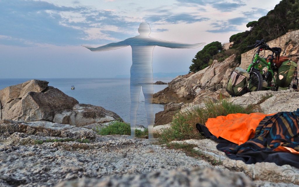 Felsenküste bei Invrea/Varazze mit Schlafsack, mit Reisevelo, ausbleichtes Selbstporträt