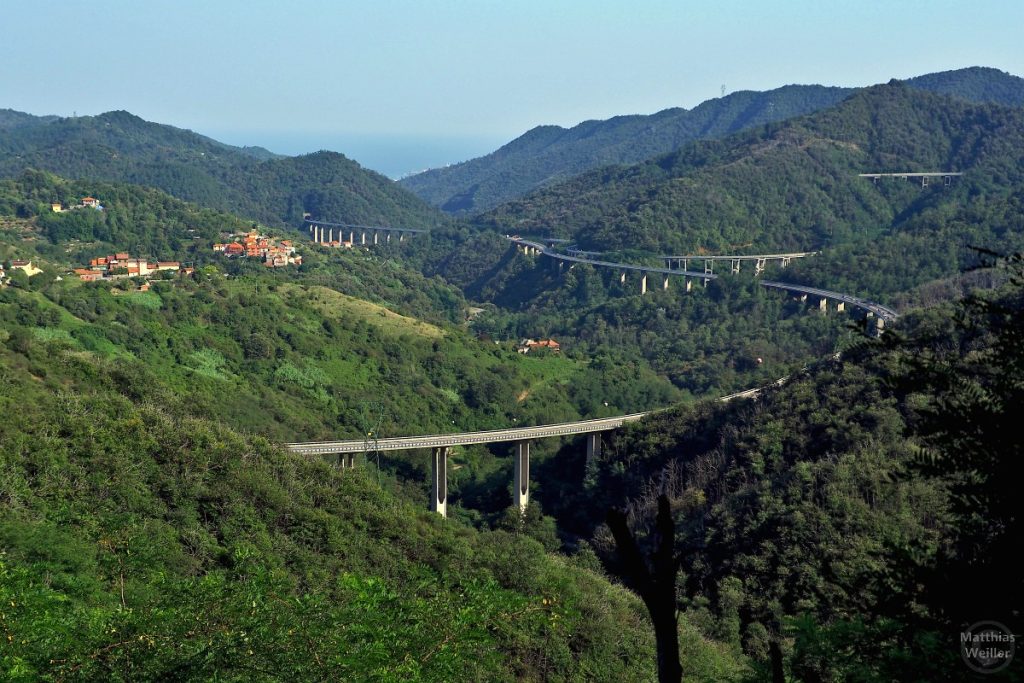Verkehrsachse an der Apennin-Alpengrenze, Blick von Cadibona zum Meer