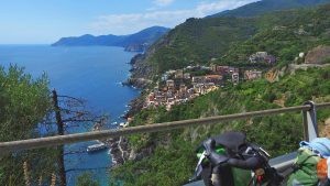 BLick auf Felsküste Cinque Terre mit Riomaggiore, mit Veloausschnitt am Geländer