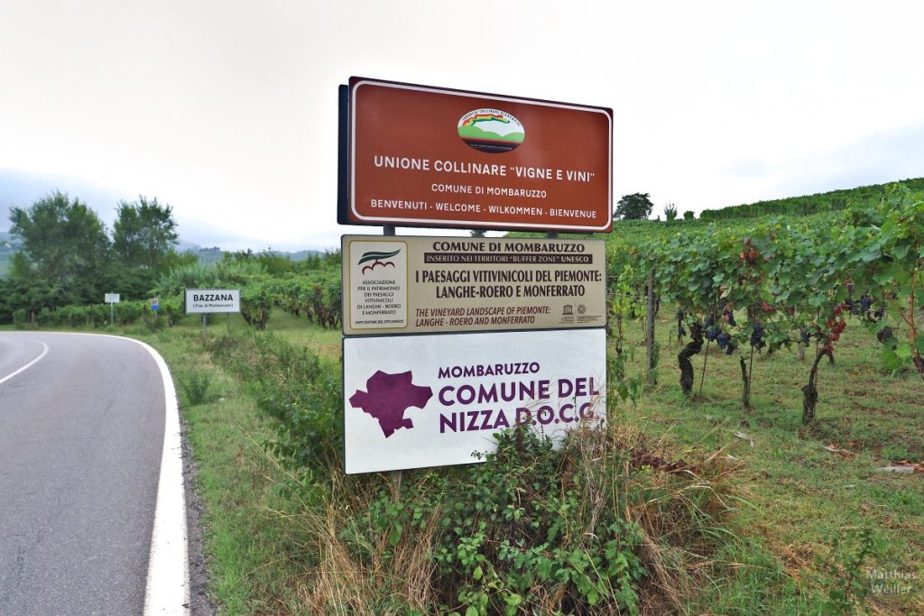 Drei Infoschilder zur Weinregion der Vitivinicoli an Straße und Weinberg