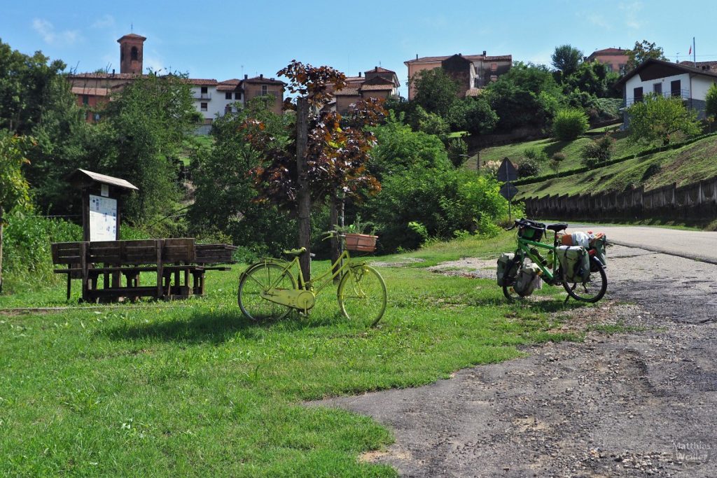 Blick auf Mombaruzzo vom Picknickplatz unterhalb mit Dekovelo, mit Resievelo