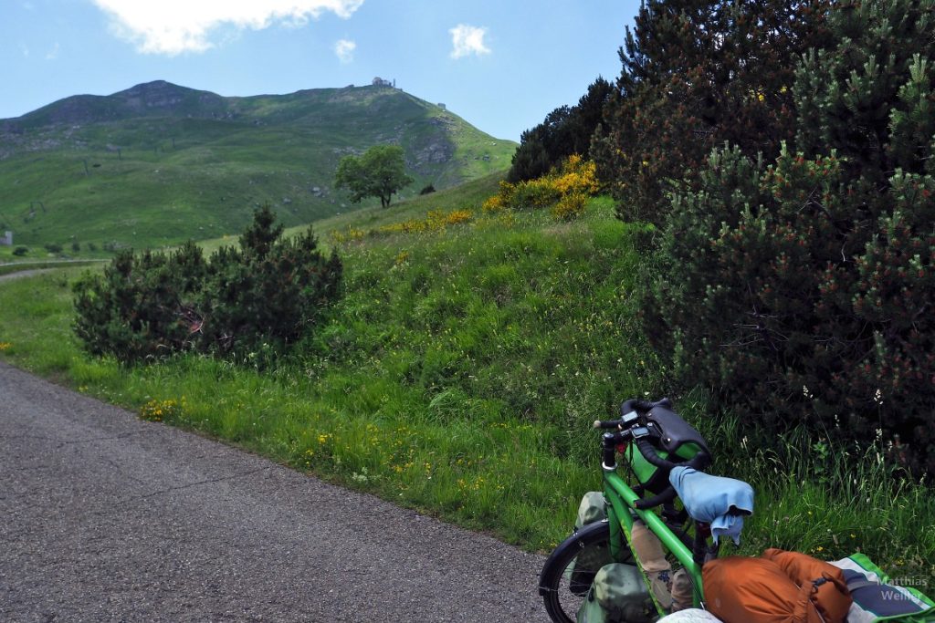 Blick auf Monte Cimone aus Kurve raus, mit Reisevelo