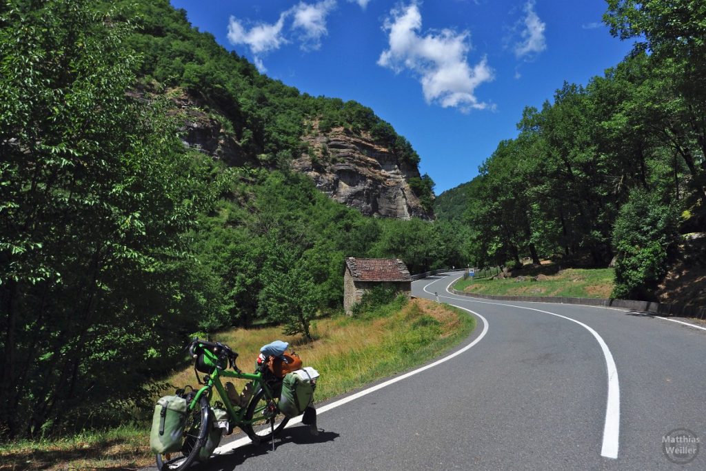 Geschlängelte Straße mit Schluchtfelsen, mit Reisevelo, Valle del Santerno