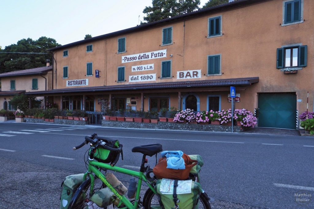 Passo della Futa mit Gasthof und Reisevelo