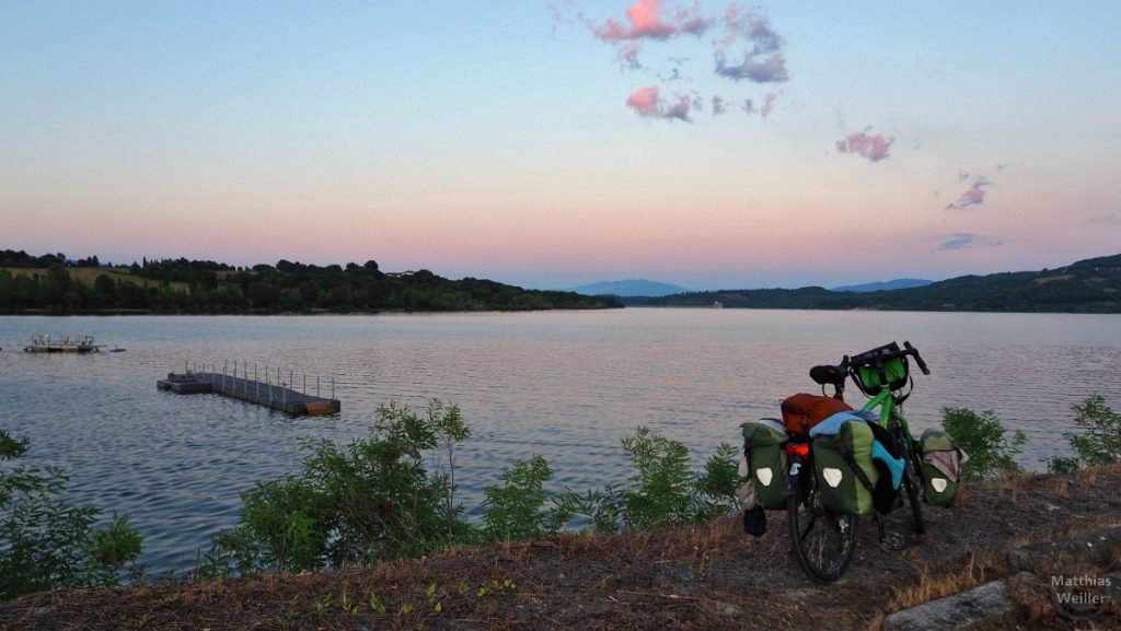 Lago di Bilancio mit Reisevelo bei leichtem Abendrot