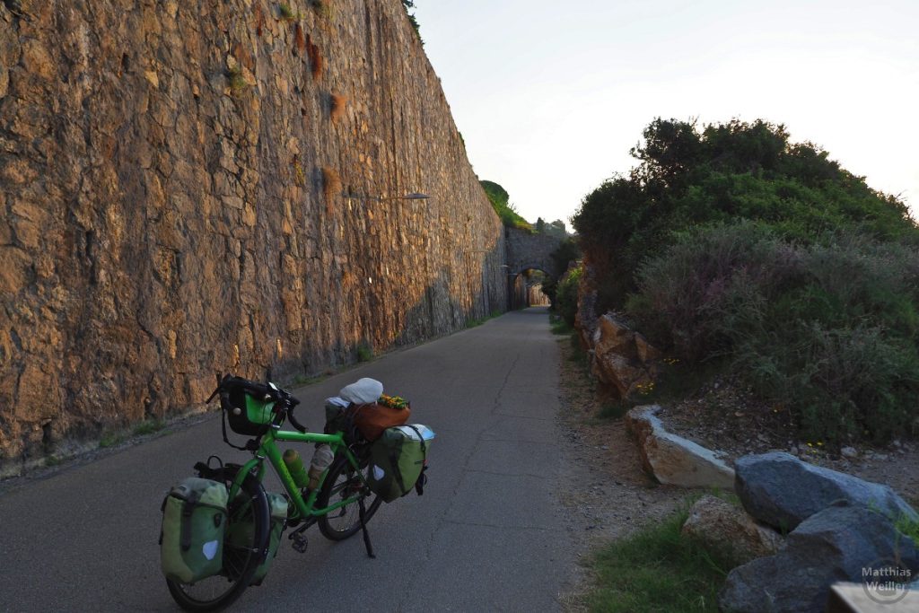 Lungomare Europa an Felsküste Richtung Varazze mit Mauer, mit Reisevelo