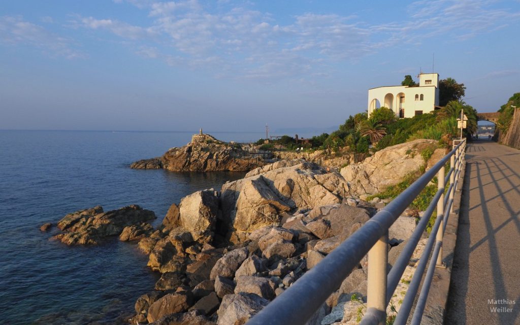 Lungomare Europa an Felsküste Richtung Varazze