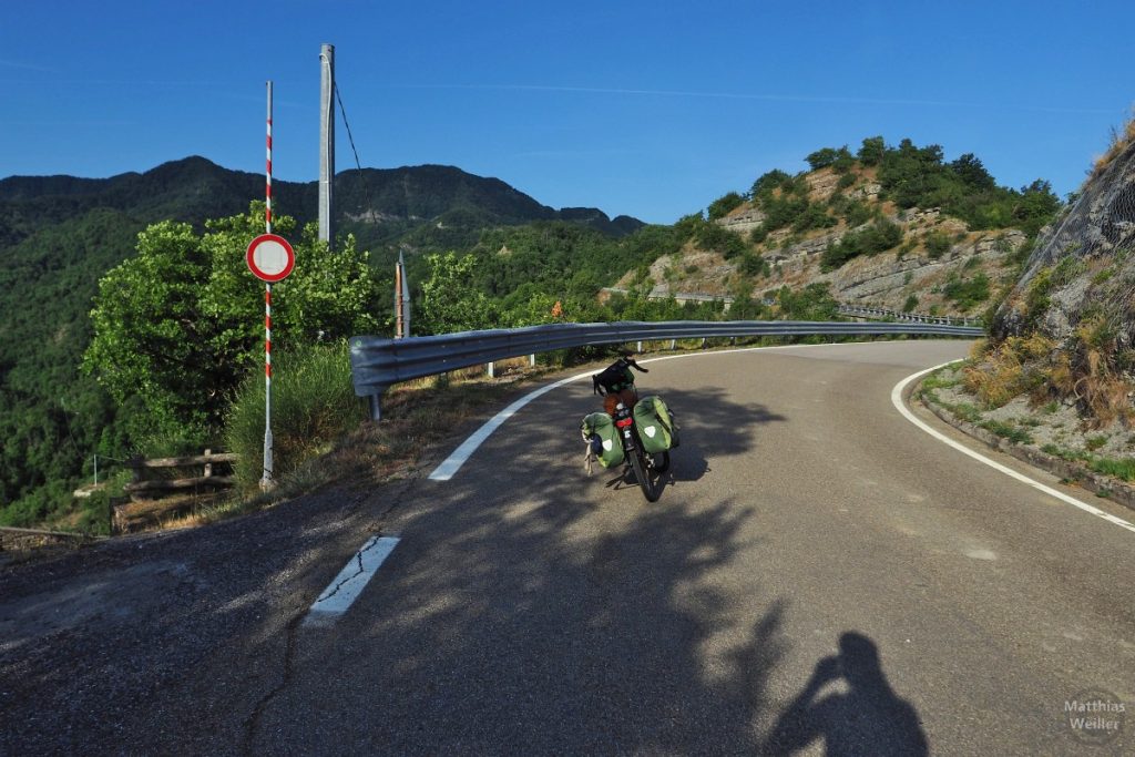 Resiesevelo auf Straße neben Schranke, Nordanfahrt, Passo della Sambuco