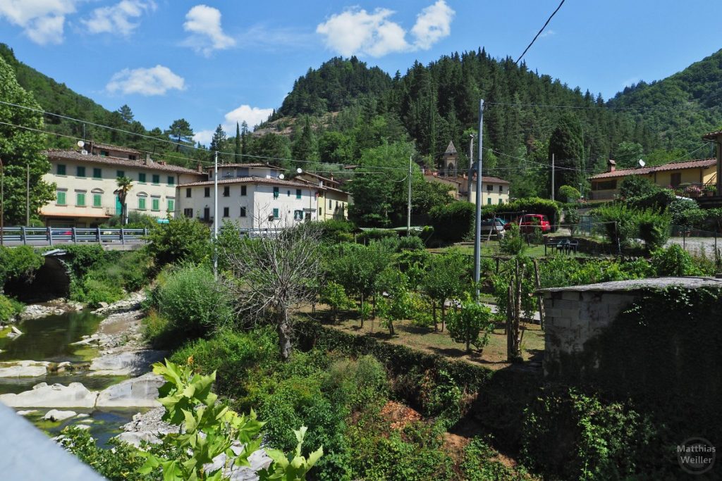 Südseite Passo della Colla mit Fluss und Ortsbild Madonna Tre Fiumi