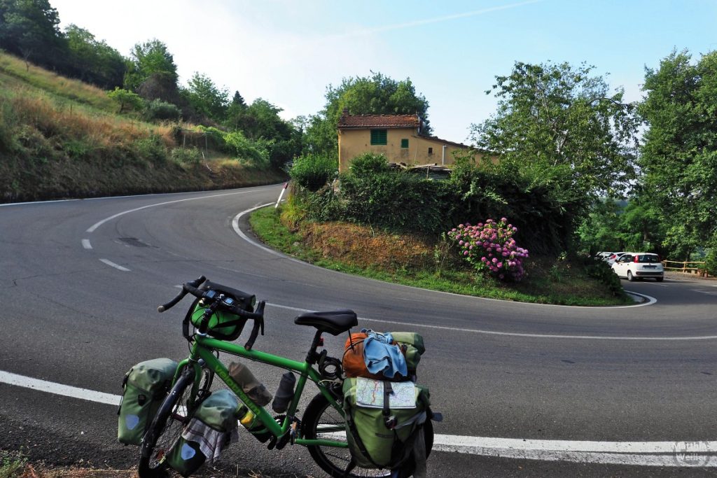 Straßenkehre mit Haus und Hortensien in der Kruve, mit Reisevelo, Südseite Passo del Giogo Scarperia