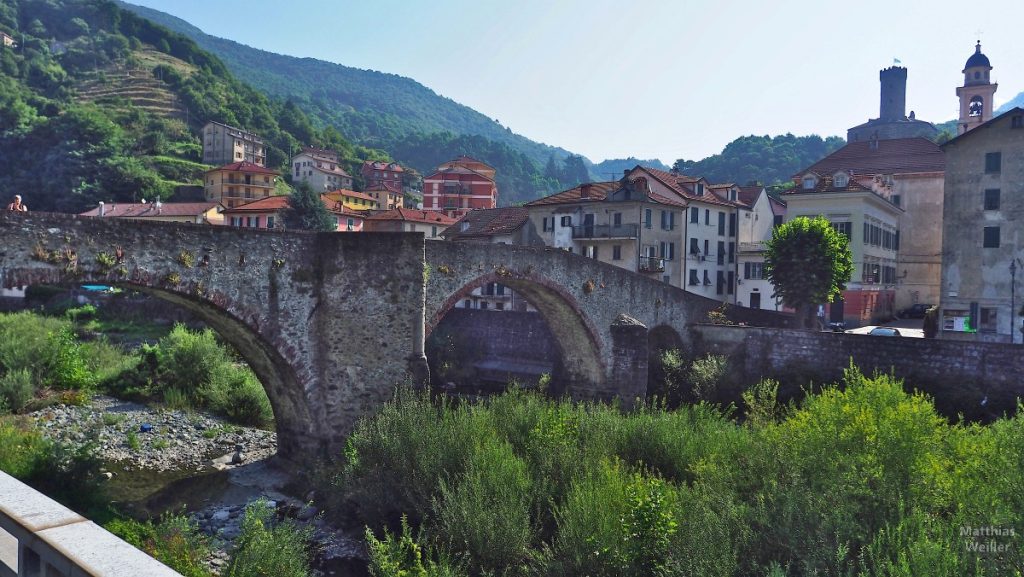 Römerbrücke mit Ortsbild Campo Ligure