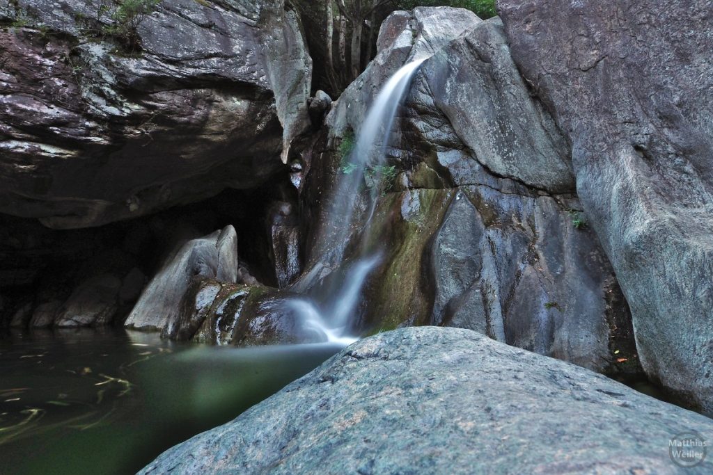 Wasserfall in Fließoptik zwischen Felsen, Cascate di Prialunga