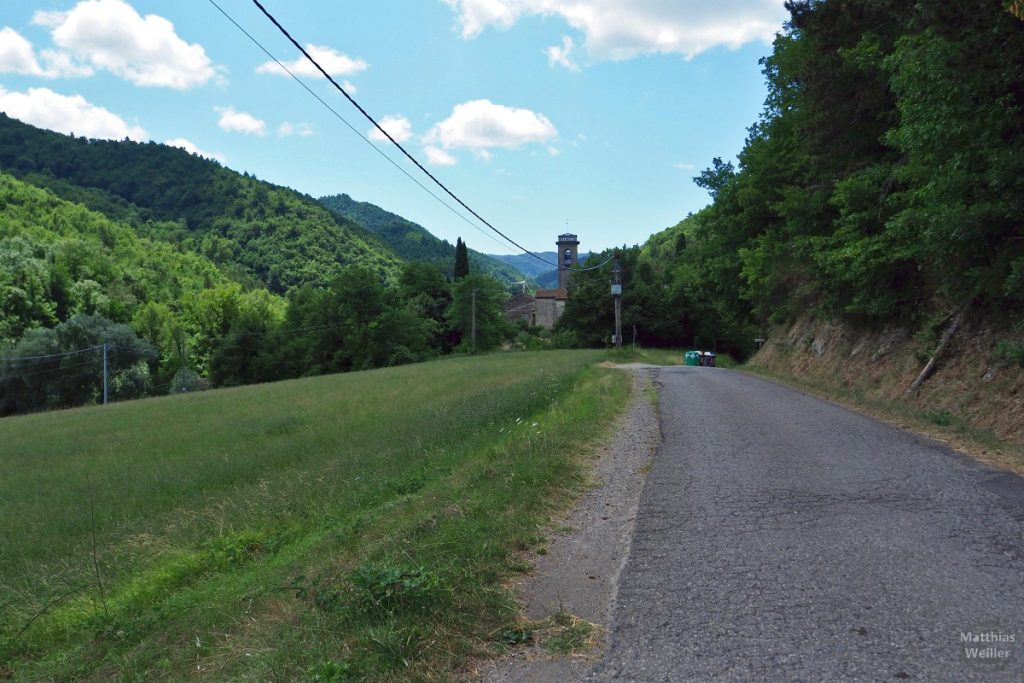 Straße im Valle Acerreta mit Chiesa di San Giovanni, Badia delle Valle