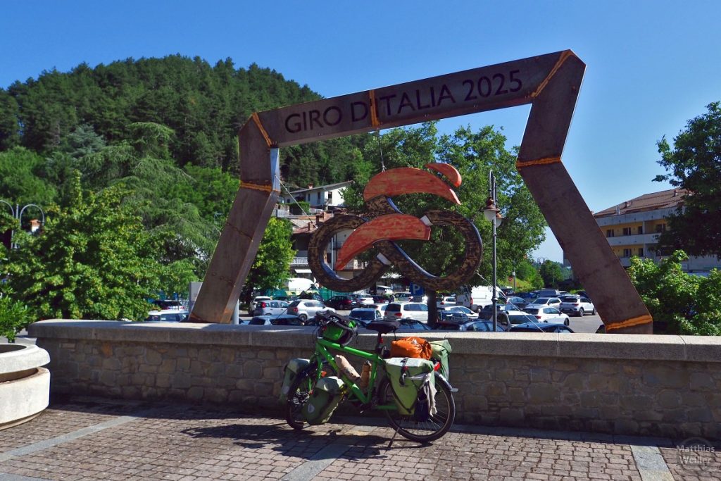 Skulptur zum Giro d'Itlaia 2025 in Castenovo ne' Monti