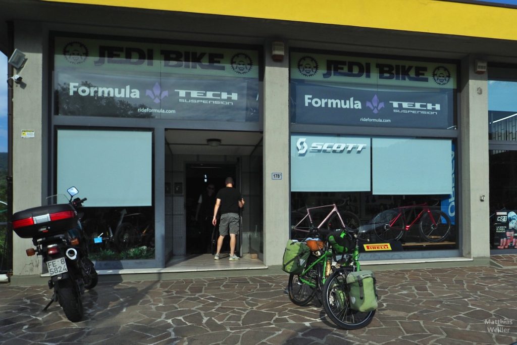 JediBike-Shop in Vaiano, mit Reisevelo, Motorbike