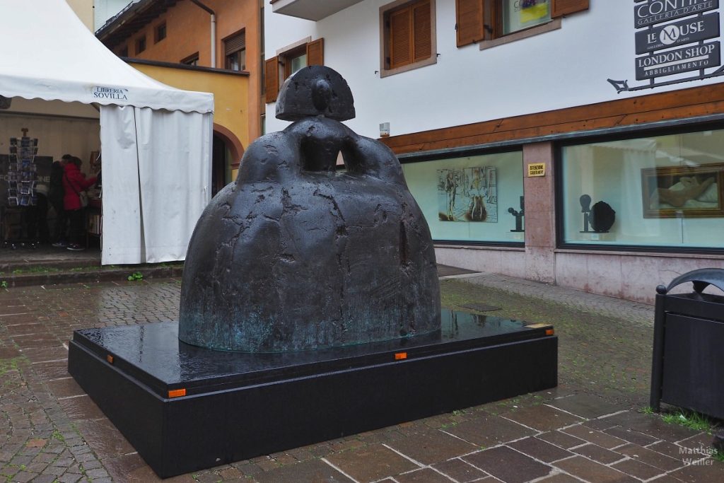 Steinskulptur Dame im Glockenrock, Cortina