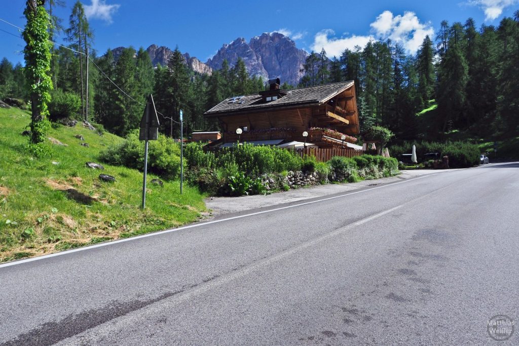 Berghaus an Straße mit Cristallo-Gruppe