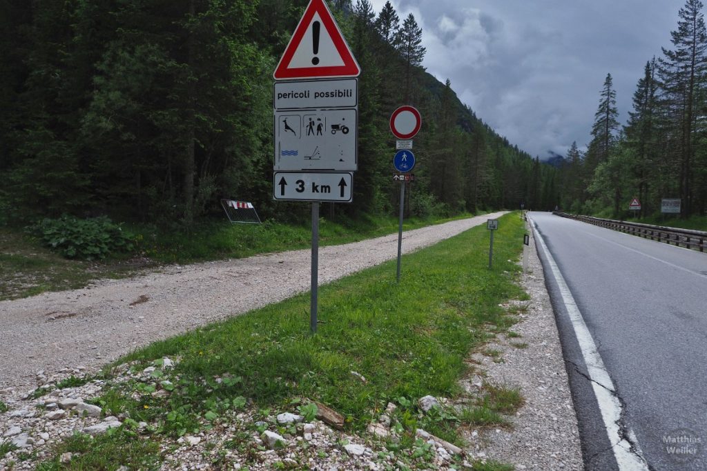 Radpiste neben Straßen mit Verkehrsschild, Passo Cimabanche