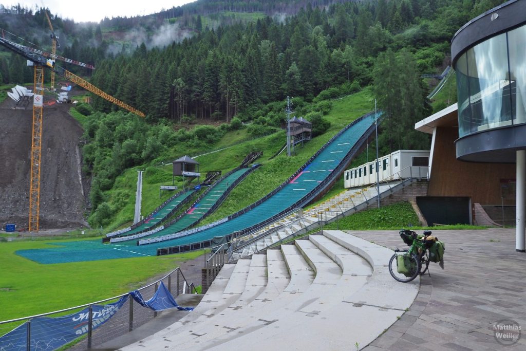 Baustelle Olympiaschanzen in Predazzo, mit Reisevelo