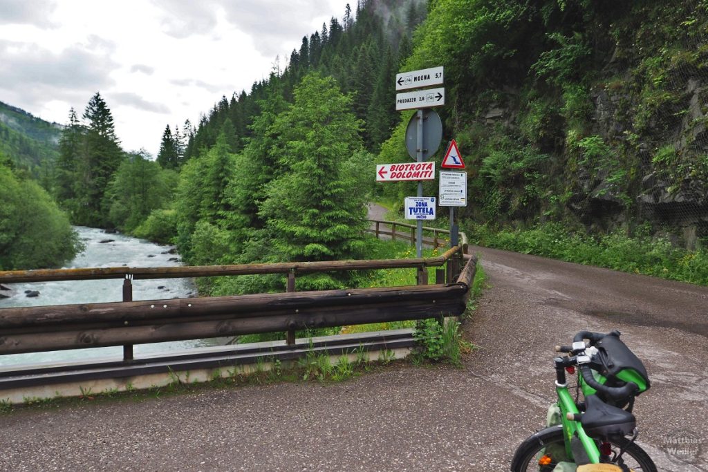 Radweg Predazzo/Moena am Bergbach, mit Reisevelo