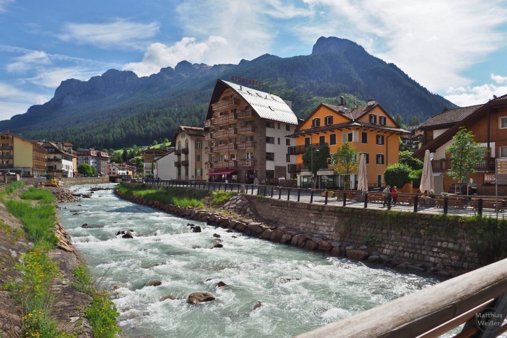 Moena, Kulisse am Fluss