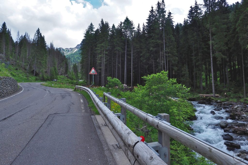 Westanfahrt Passo San Pellegrino mit Bergbach
