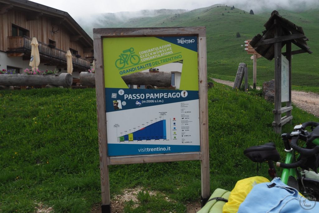 Passschild Passo Pampeago/Reiterjoch, mit Reisevelo